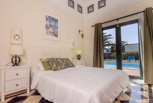 Chalet de 2 habitaciones en Playa Blanca, Yaiza en venta con piscina - 485.000 € (Ref: 9458496)