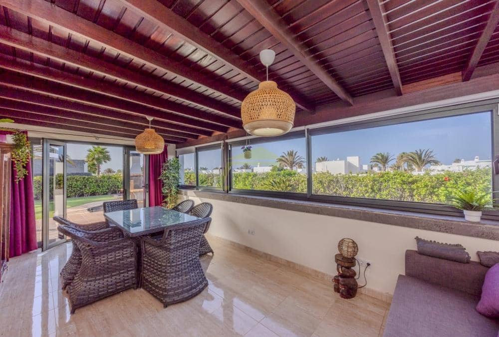 2 bedroom Villa for sale in Playa Blanca with pool - € 485,000 (Ref: 9458496)