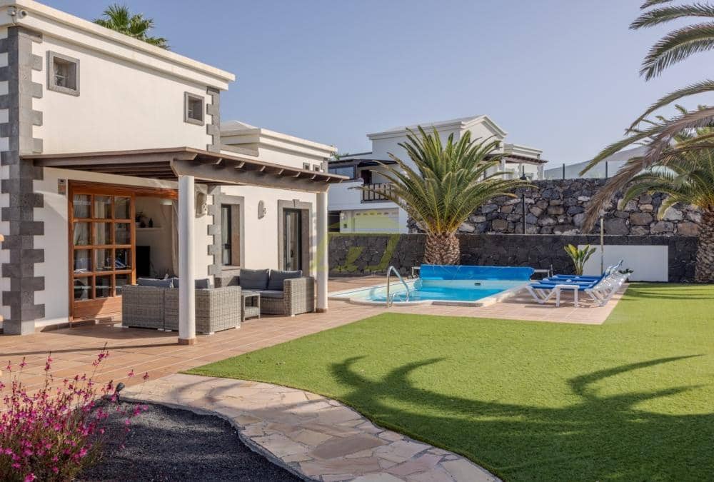 2 bedroom Villa for sale in Playa Blanca with pool - € 485,000 (Ref: 9458496)