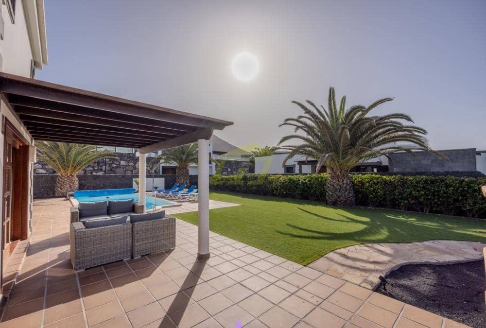 2 bedroom Villa for sale in Playa Blanca with pool - € 485,000 (Ref: 9458496)