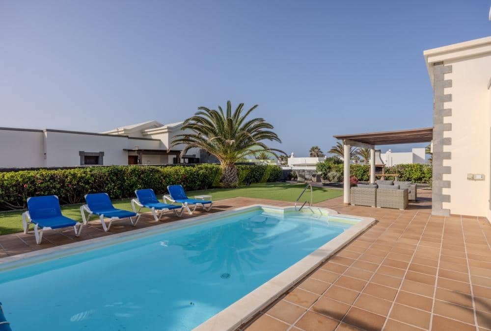 2 bedroom Villa for sale in Playa Blanca with pool - € 485,000 (Ref: 9458496)