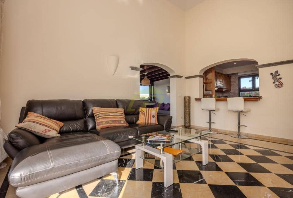 2 bedroom Villa for sale in Playa Blanca with pool - € 485,000 (Ref: 9458496)