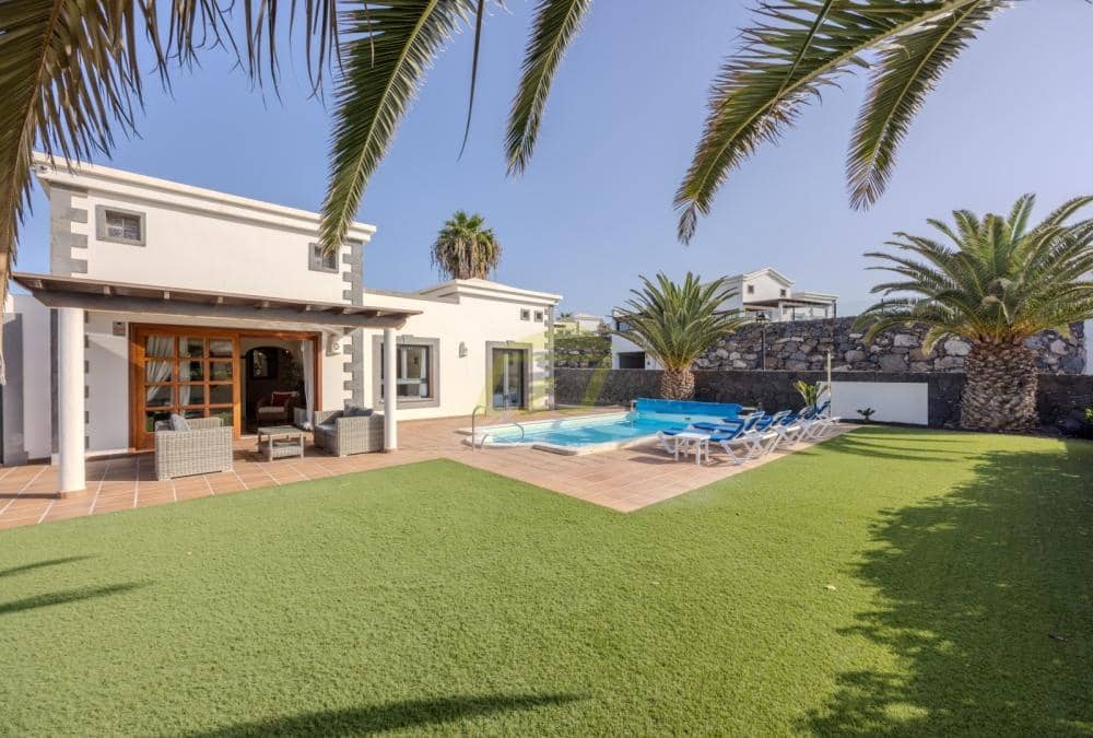 2 bedroom Villa for sale in Playa Blanca with pool - € 485,000 (Ref: 9458496)