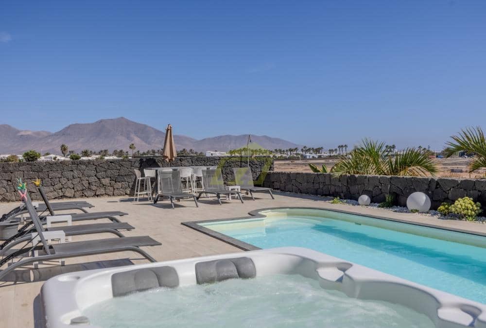 5 quarto Moradia para venda em Playa Blanca com piscina - 699 000 € (Ref: 9458498)