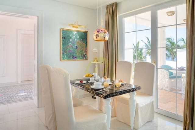 Chalet de 4 habitaciones en Puerto Calero, Yaiza en venta con piscina - 2.400.000 € (Ref: 9458499)