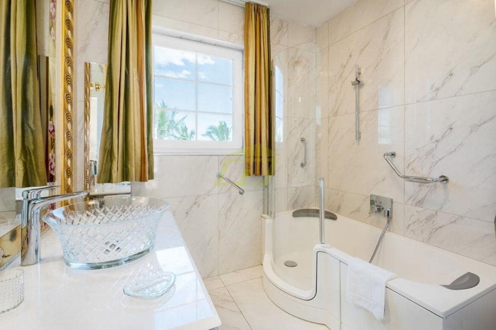 4 bedroom Villa for sale in Puerto Calero with pool - € 2,400,000 (Ref: 9458499)