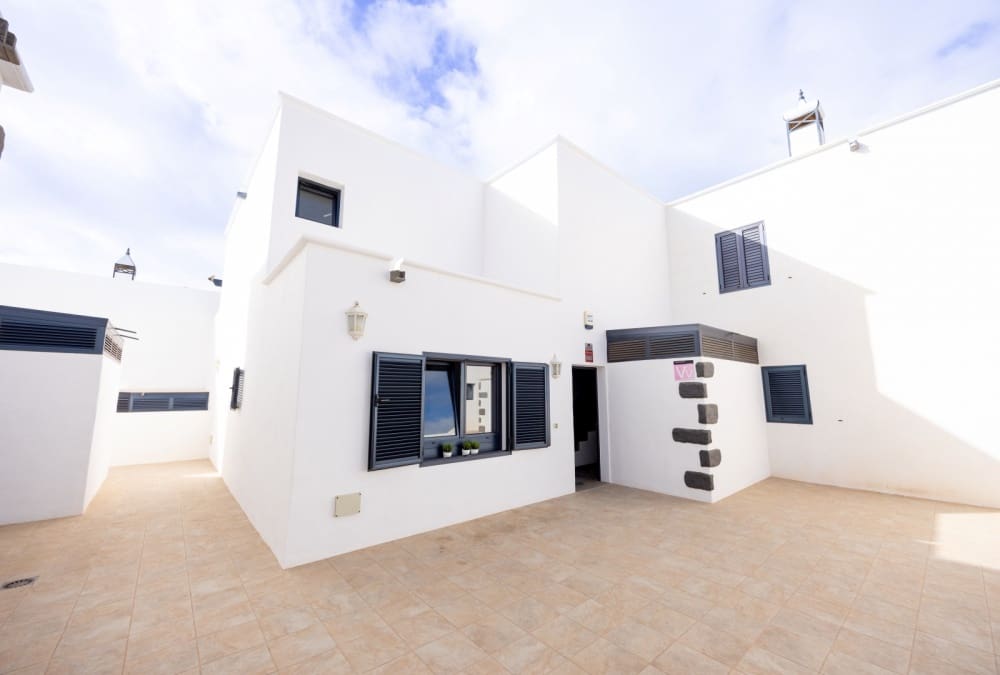 3 slaapkamer Villa te koop in Playa Blanca met zwembad - € 475.000 (Ref: 9458502)