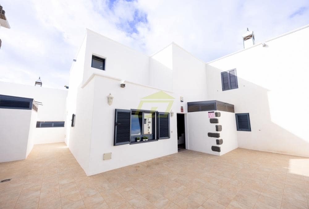 3 slaapkamer Villa te koop in Playa Blanca met zwembad - € 475.000 (Ref: 9458502)