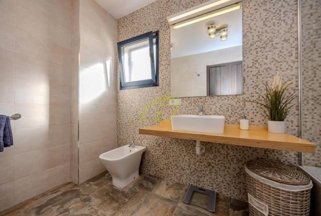 3 makuuhuone Huvila myytävänä paikassa Playa Blanca, Yaiza mukana uima-altaan - 475 000 € (Ref: 9458502)