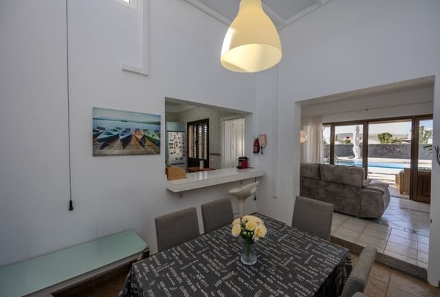3 soveværelse Villa til salg i Playa Blanca, Yaiza med swimmingpool - € 565.000 (Ref: 9458504)