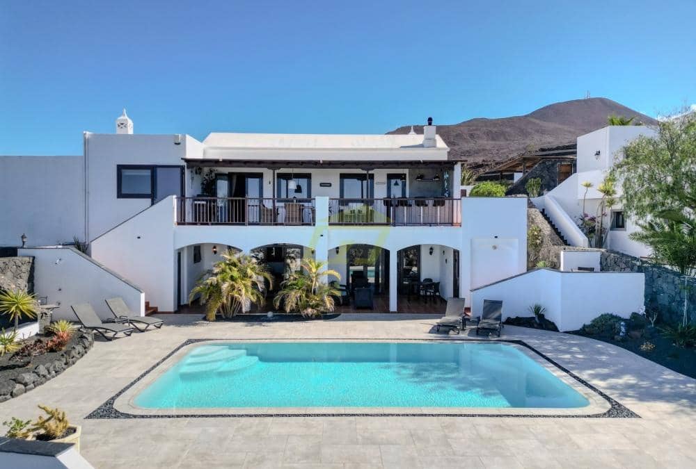 7 bedroom Villa for sale in Las Brenas with pool - € 1,150,000 (Ref: 9458509)