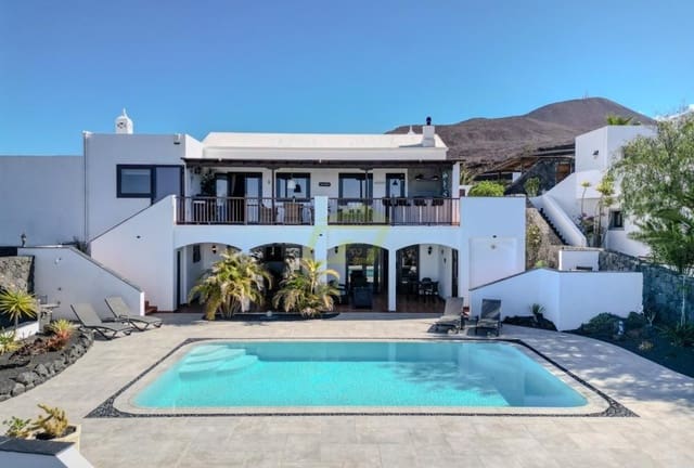 Chalet de 7 habitaciones en Las Brenas, Yaiza en venta con piscina - 1.150.000 € (Ref: 9458509)