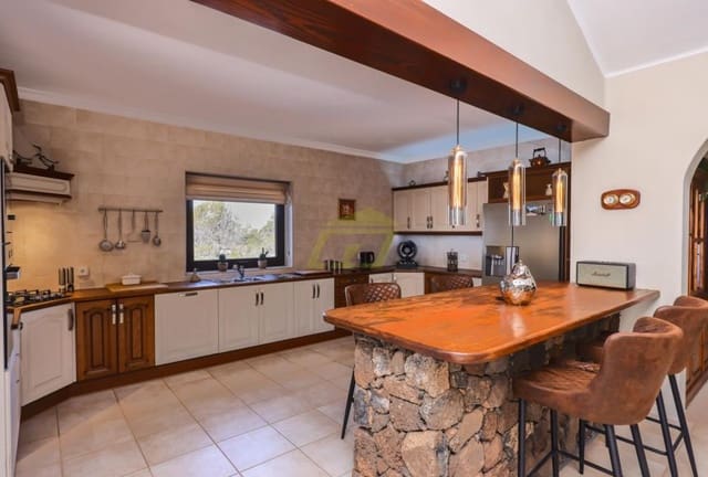 Chalet de 7 habitaciones en Las Brenas, Yaiza en venta con piscina - 1.150.000 € (Ref: 9458509)