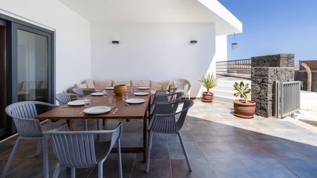 5 slaapkamer Villa te koop in Puerto Calero, Yaiza met zwembad - € 1.200.000 (Ref: 9458510)