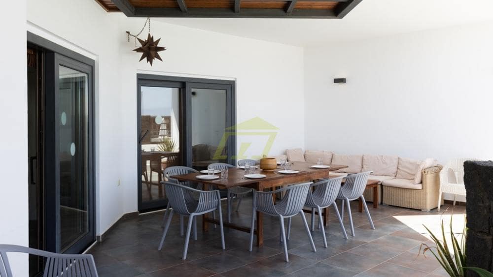 5 bedroom Villa for sale in Puerto Calero with pool - € 1,200,000 (Ref: 9458510)