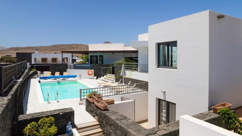 5 bedroom Villa for sale in Puerto Calero with pool - € 1,200,000 (Ref: 9458510)
