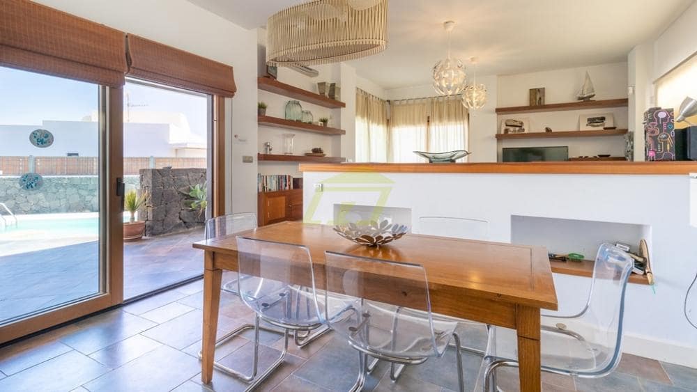 5 bedroom Villa for sale in Puerto Calero with pool - € 1,200,000 (Ref: 9458510)