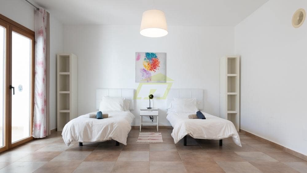 5 bedroom Villa for sale in Puerto Calero with pool - € 1,200,000 (Ref: 9458510)