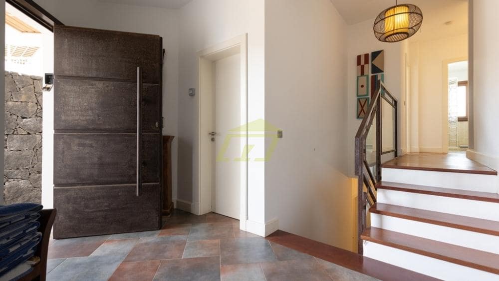 5 bedroom Villa for sale in Puerto Calero with pool - € 1,200,000 (Ref: 9458510)