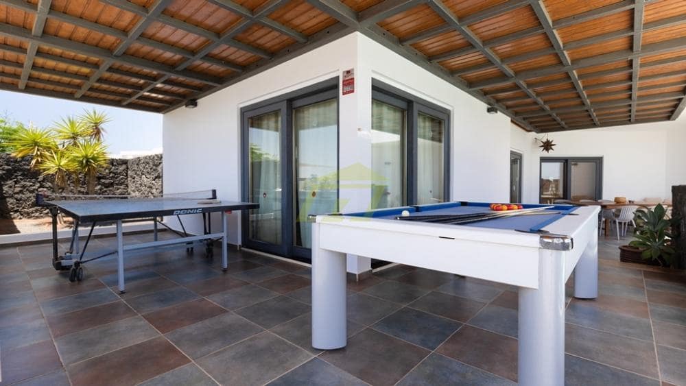 5 bedroom Villa for sale in Puerto Calero with pool - € 1,200,000 (Ref: 9458510)