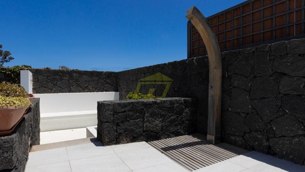 5 bedroom Villa for sale in Puerto Calero with pool - € 1,200,000 (Ref: 9458510)