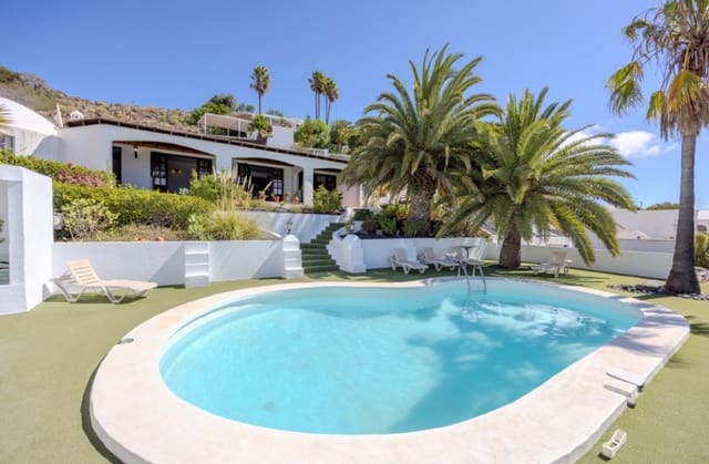 Chalet de 4 habitaciones en Nazaret, Teguise en venta con piscina - 590.000 € (Ref: 9458514)