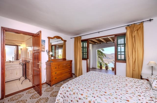 Chalet de 4 habitaciones en Nazaret, Teguise en venta con piscina - 590.000 € (Ref: 9458514)