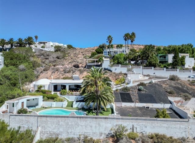 Chalet de 4 habitaciones en Nazaret, Teguise en venta con piscina - 590.000 € (Ref: 9458514)