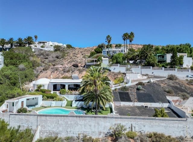 4 bedroom Villa for sale in Nazaret, Teguise with pool - € 590,000 (Ref: 9458514)