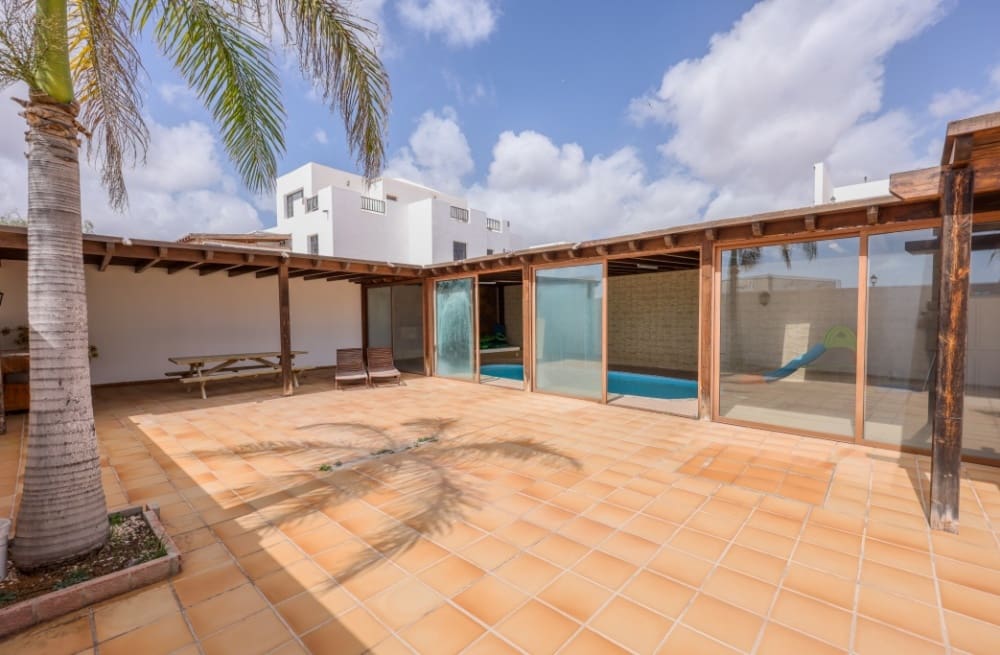 5 bedroom Villa for sale in Tahiche with pool - € 740,000 (Ref: 9458518)