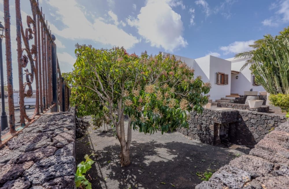 5 bedroom Villa for sale in Tahiche with pool - € 740,000 (Ref: 9458518)