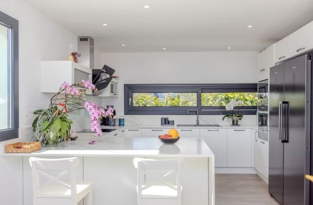 3 sovrum Villa till salu i Costa Teguise, Teguise med pool - 995 000 € (Ref: 9458519)