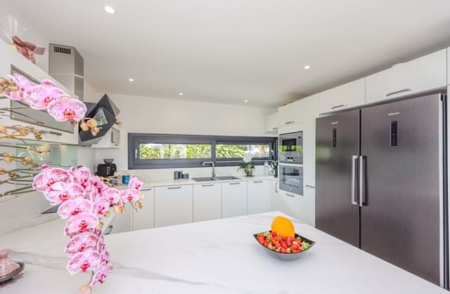 3 sovrum Villa till salu i Costa Teguise, Teguise med pool - 995 000 € (Ref: 9458519)