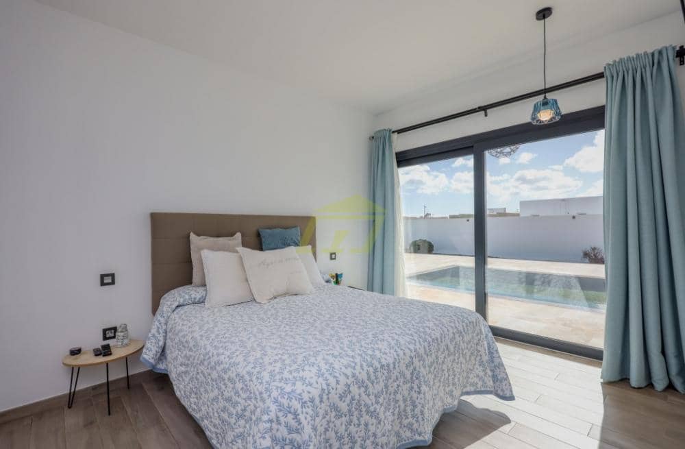 3 soveværelse Villa til salg i Costa Teguise med swimmingpool - € 995.000 (Ref: 9458519)