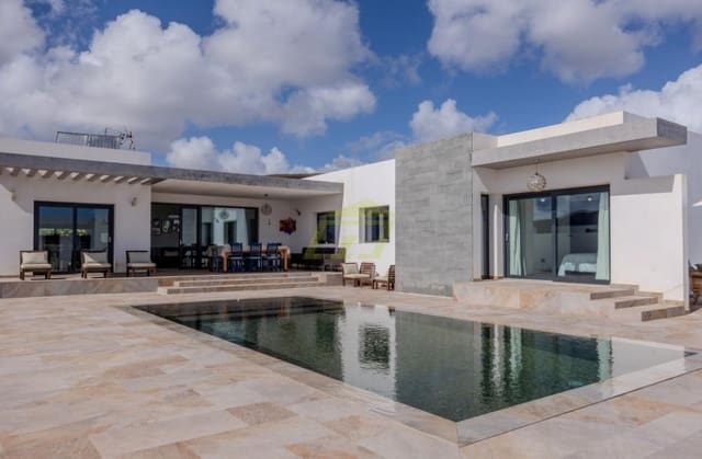 3 bedroom Villa for sale in Costa Teguise, Teguise with pool - € 995,000 (Ref: 9458519)