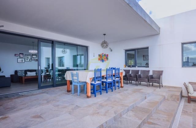 3 bedroom Villa for sale in Costa Teguise, Teguise with pool - € 995,000 (Ref: 9458519)