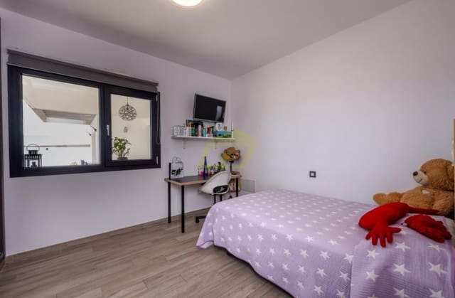 3 bedroom Villa for sale in Costa Teguise, Teguise with pool - € 995,000 (Ref: 9458519)