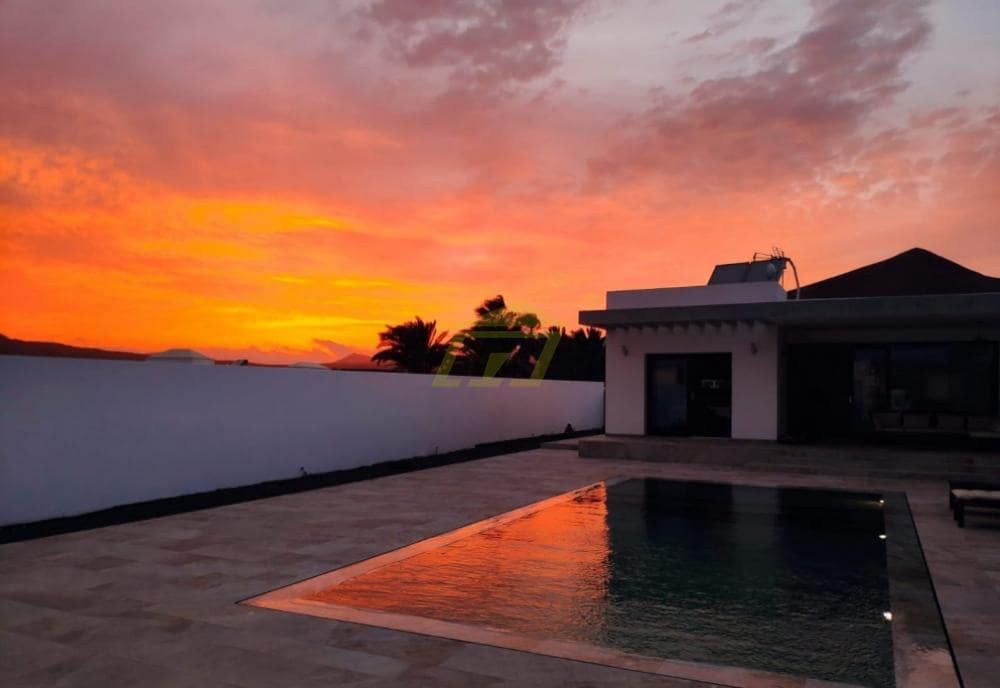 3 soveværelse Villa til salg i Costa Teguise med swimmingpool - € 995.000 (Ref: 9458519)