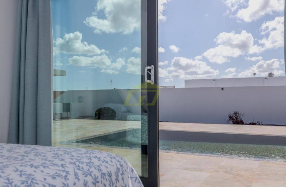 3 soveværelse Villa til salg i Costa Teguise med swimmingpool - € 995.000 (Ref: 9458519)