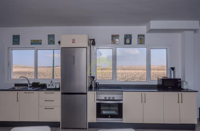 5 Zimmer Villa zu verkaufen in El Cuchillo, Tinajo mit Pool - 650.000 € (Ref: 9458520)