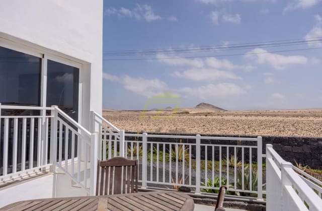 5 Zimmer Villa zu verkaufen in El Cuchillo, Tinajo mit Pool - 650.000 € (Ref: 9458520)