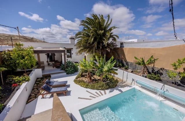 3 bedroom Villa for sale in Los Valles, Teguise with pool - € 775,000 (Ref: 9458521)