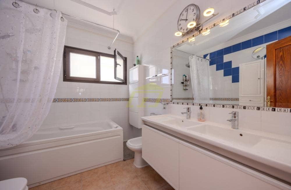 Chalet de 4 habitaciones en Costa Teguise en venta - 570.000 € (Ref: 9458522)