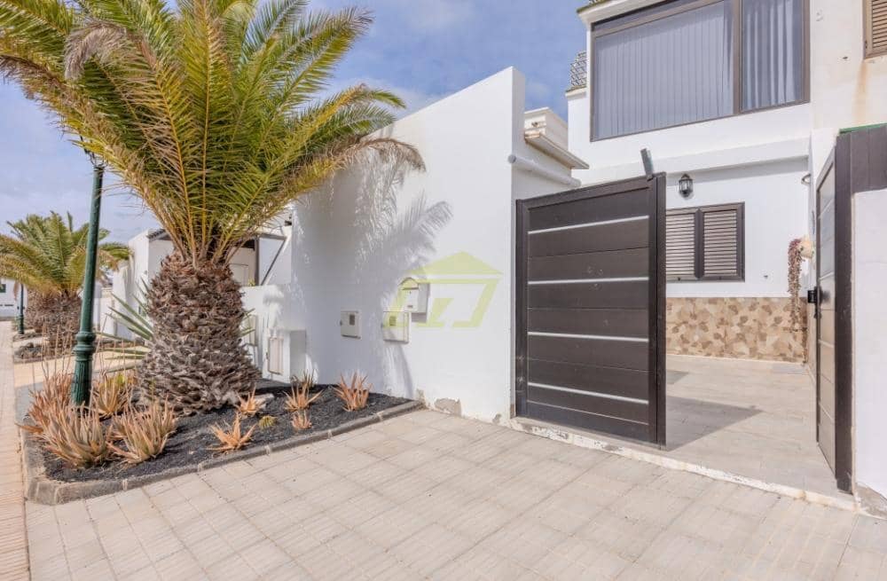 Chalet de 4 habitaciones en Costa Teguise en venta - 570.000 € (Ref: 9458522)