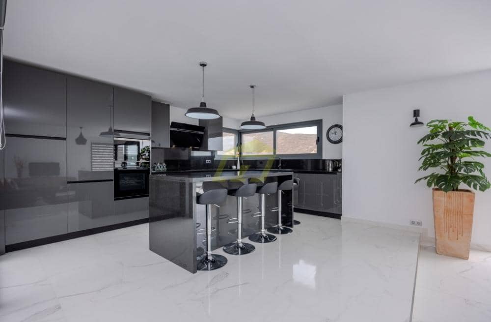 3 slaapkamer Villa te koop in Tabayesco met zwembad - € 650.000 (Ref: 9458526)