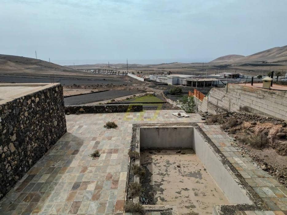 3 sovrum Villa till salu i Uga med pool - 359 000 € (Ref: 9458528)