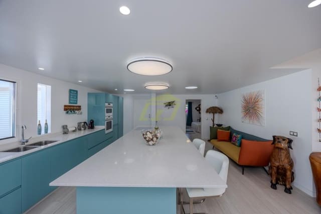 4 sovrum Villa till salu i Puerto Calero, Yaiza med pool - 1 495 000 € (Ref: 9473740)