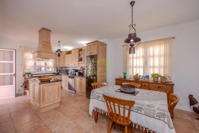 4 sovrum Villa till salu i Tías med pool - 680 000 € (Ref: 9481760)