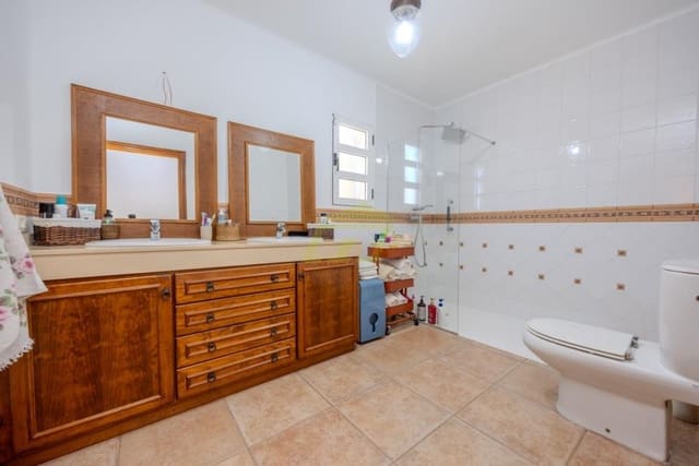 4 sovrum Villa till salu i Tías med pool - 680 000 € (Ref: 9481760)