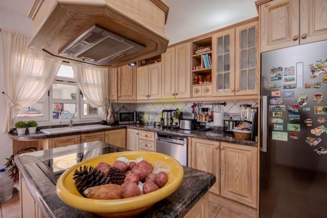 4 sovrum Villa till salu i Tías med pool - 680 000 € (Ref: 9481760)